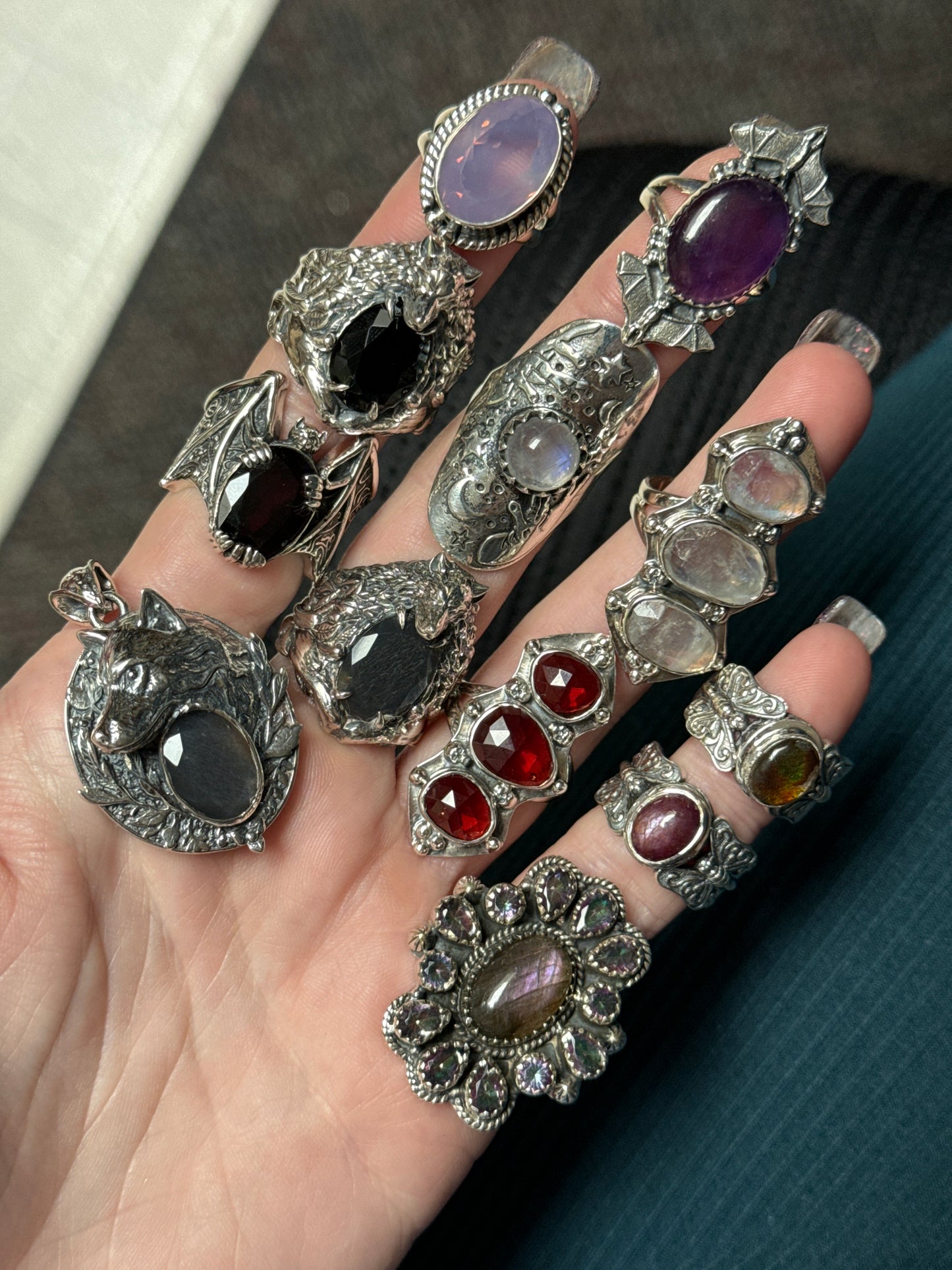 Reserved Alondra in wonderland